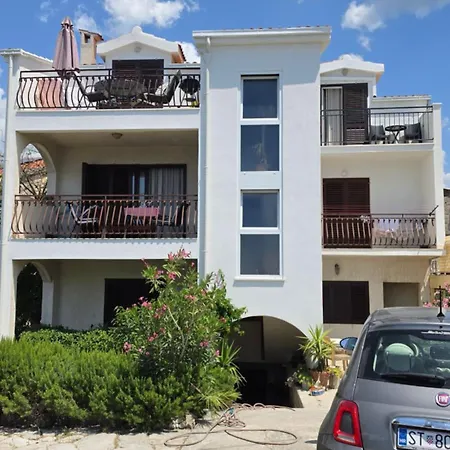 Felix 2 Apartment Split